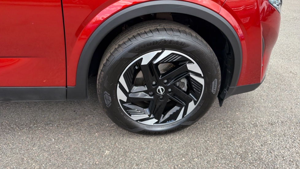 Nissan Qashqai 1.3 DiG-T MH N-Connecta [Glass Roof] 5dr Petrol Hatchback - Image 36