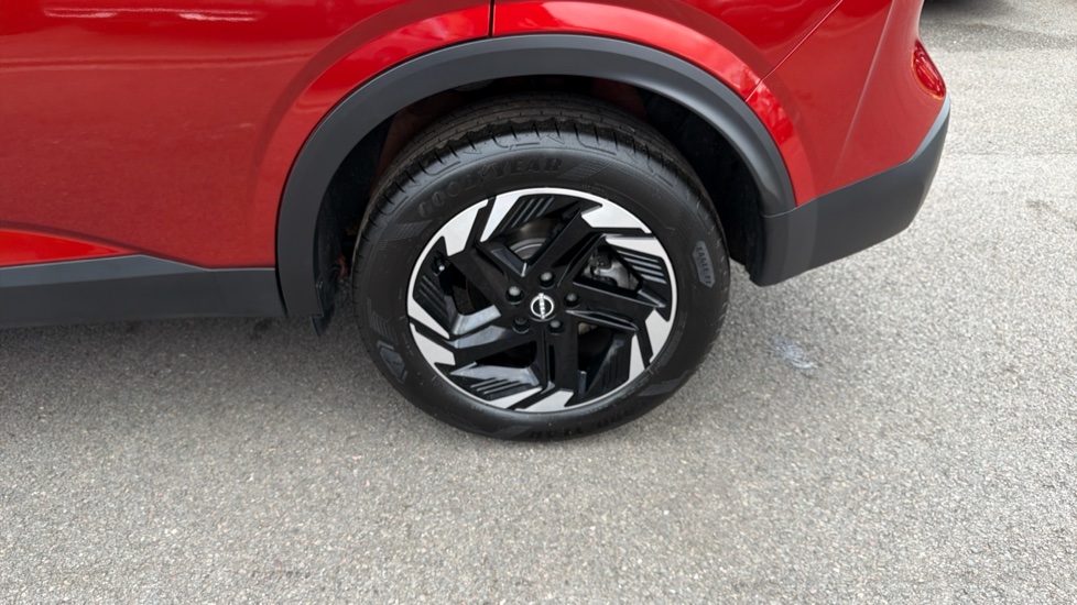 Nissan Qashqai 1.3 DiG-T MH N-Connecta [Glass Roof] 5dr Petrol Hatchback - Image 38