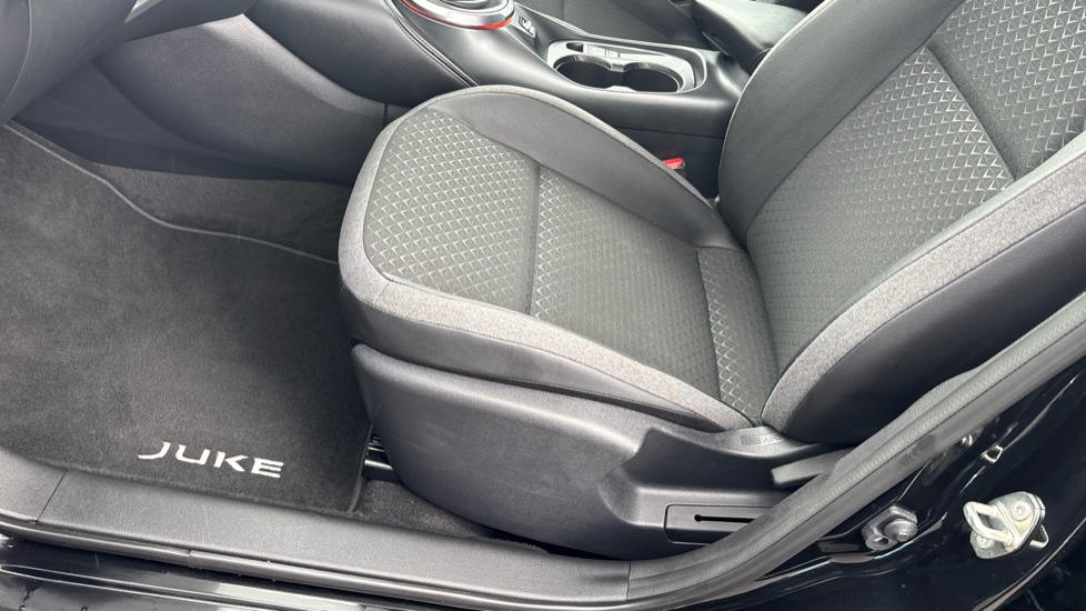 Nissan Juke 1.0 DiG-T N-Connecta 5dr Petrol Hatchback - Image 35