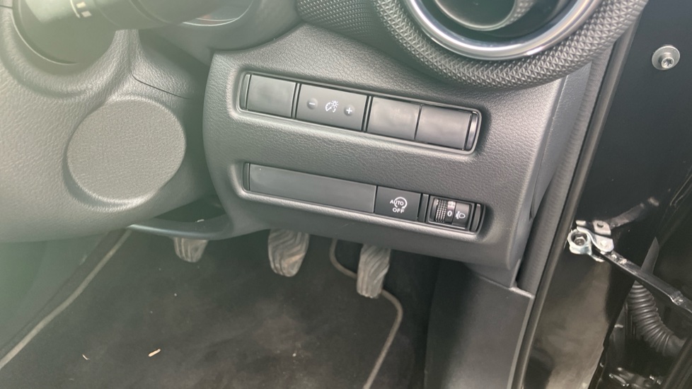 Nissan Juke 1.0 DiG-T N-Connecta 5dr Petrol Hatchback - Image 28