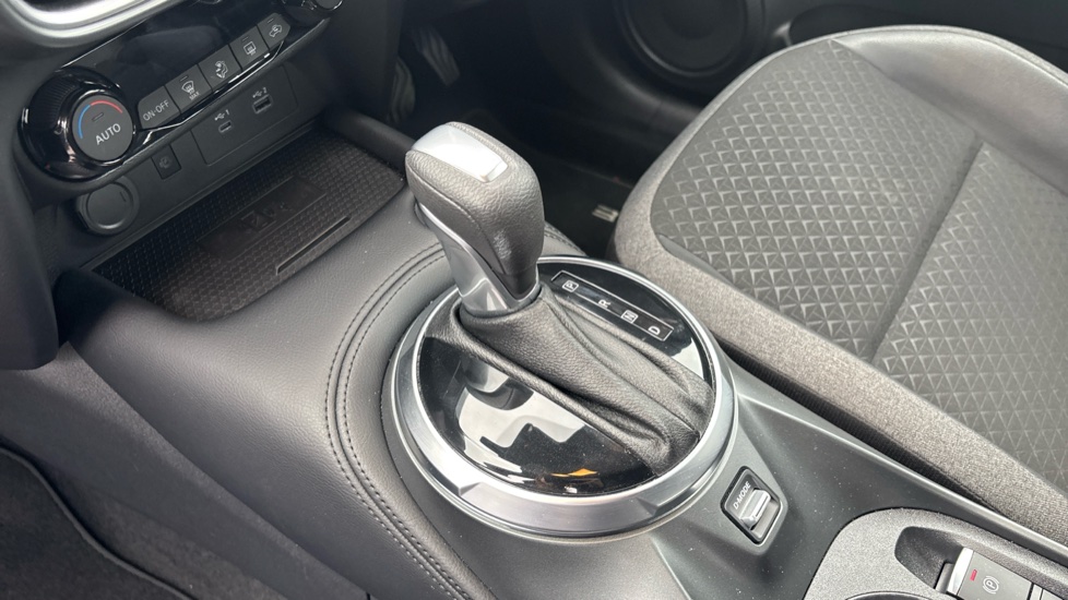 Nissan Juke 1.6 Hybrid N-Connecta 5dr Auto Hybrid Hatchback - Image 13