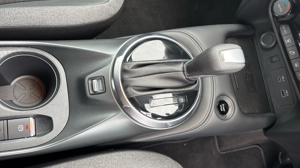Nissan Juke 1.6 Hybrid N-Connecta 5dr Auto Hybrid Hatchback - Image 28