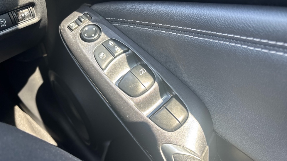 Nissan Juke 1.0 DiG-T 114 N-Connecta 5dr DCT Petrol Hatchback - Image 26