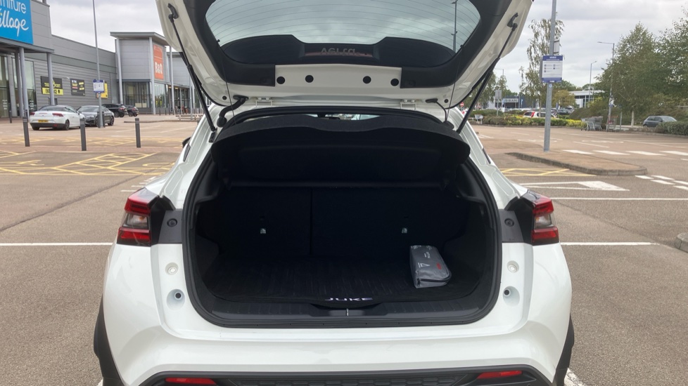 Nissan Juke 1.6 Hybrid Tekna 5dr Auto Hybrid Hatchback - Image 4