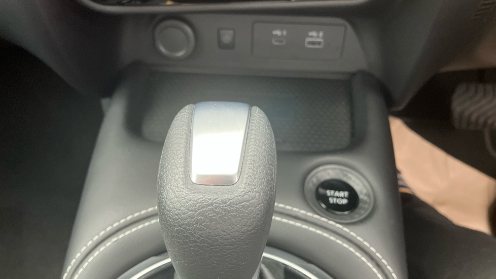 Nissan Juke 1.6 Hybrid Tekna 5dr Auto Hybrid Hatchback - Image 56