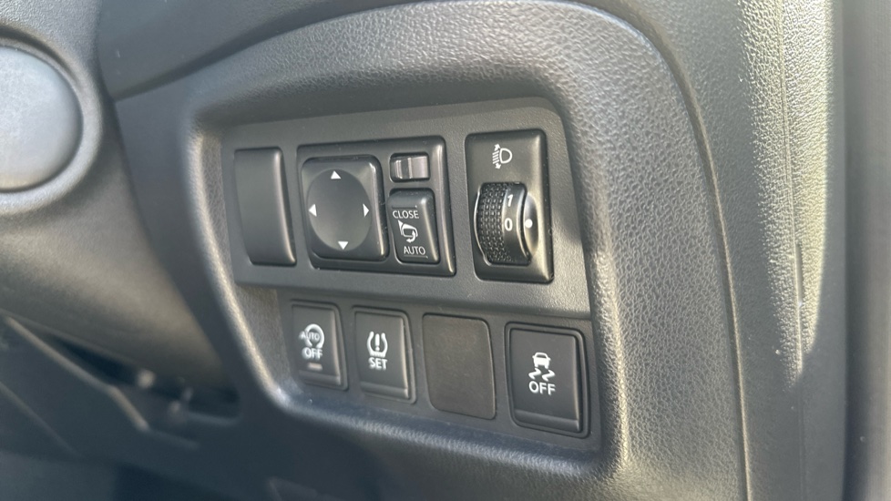 Nissan Juke 1.2 DiG-T N-Connecta 5dr Petrol Hatchback - Image 21