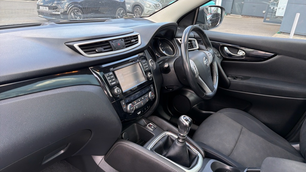 Nissan Qashqai 1.6 DiG-T N-Tec+ 5dr Petrol Hatchback - Image 9