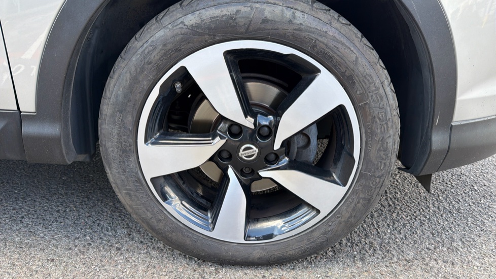 Nissan Qashqai 1.6 DiG-T N-Tec+ 5dr Petrol Hatchback - Image 21