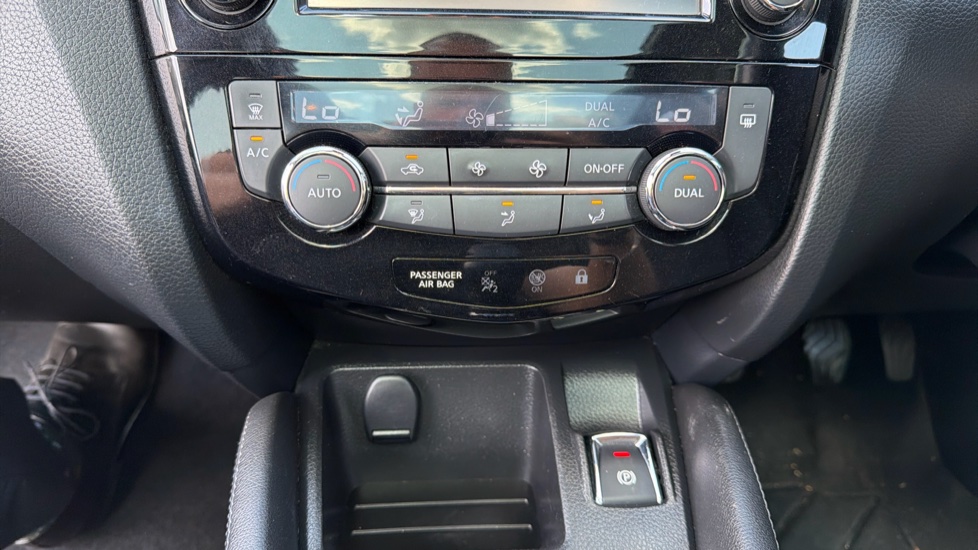 Nissan Qashqai 1.6 DiG-T N-Tec+ 5dr Petrol Hatchback - Image 31