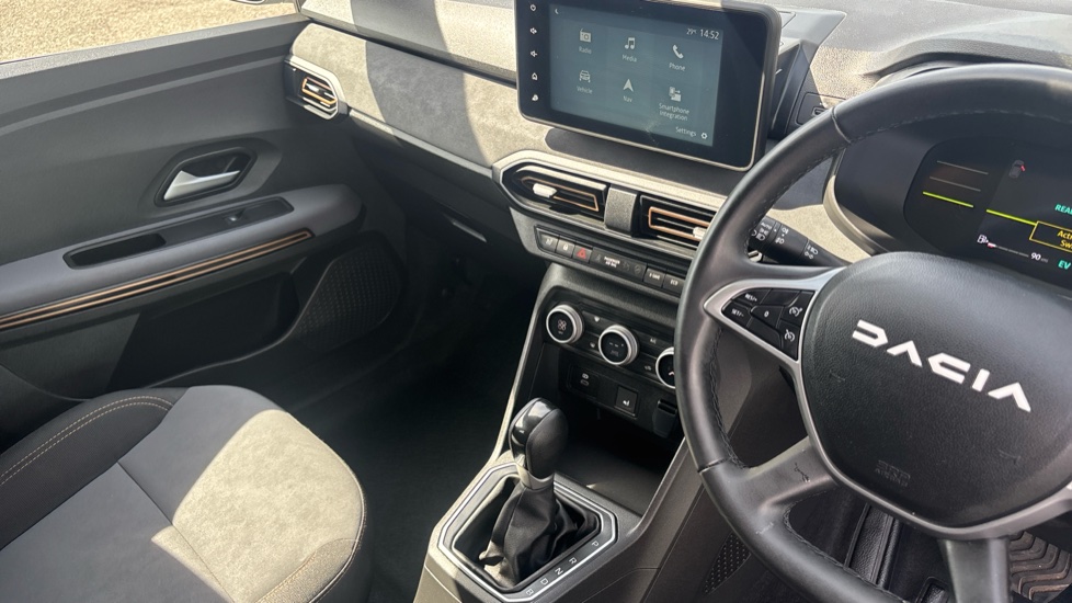Dacia Jogger 1.6 HEV Extreme 5dr Auto Hybrid Estate - Image 14