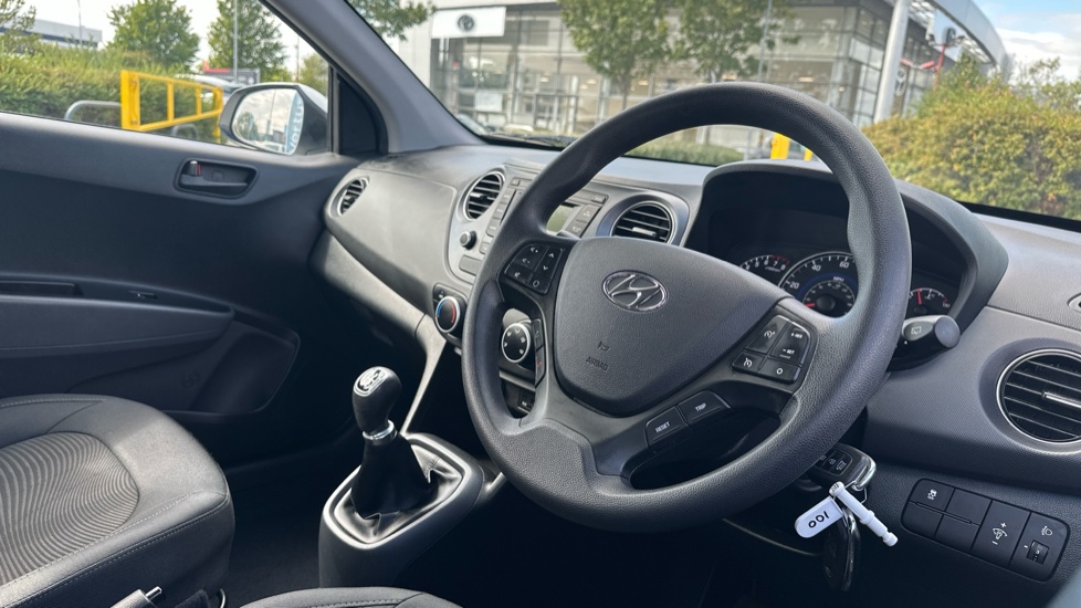 Hyundai i10 1.0 SE 5dr Petrol Hatchback - Image 11