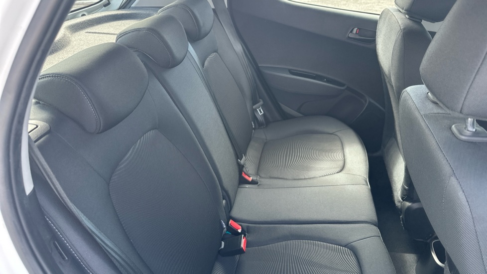 Hyundai i10 1.0 SE 5dr Petrol Hatchback - Image 15