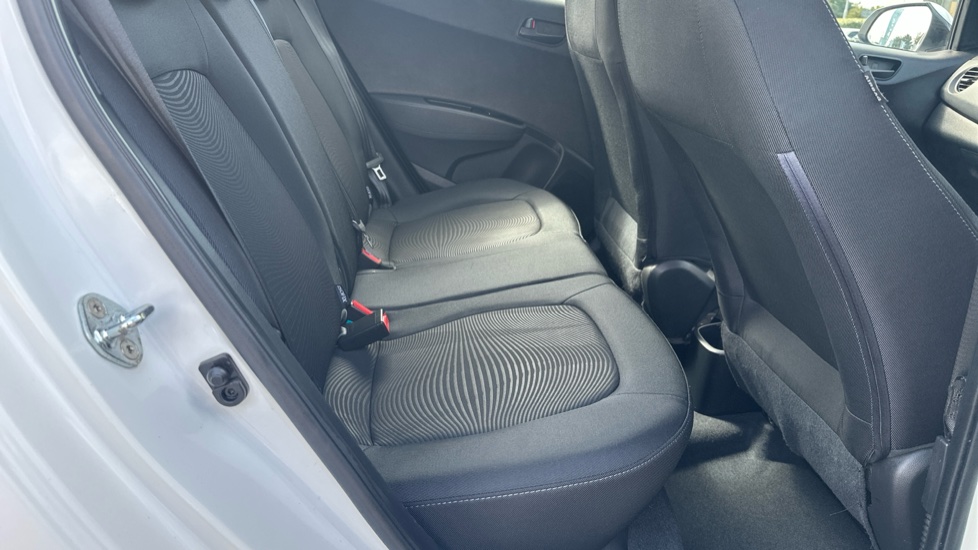 Hyundai i10 1.0 SE 5dr Petrol Hatchback - Image 16