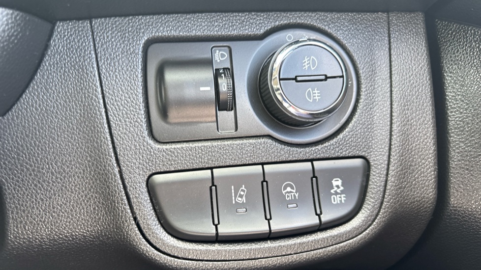 Vauxhall Viva 1.0 SE 5dr Petrol Hatchback - Image 31