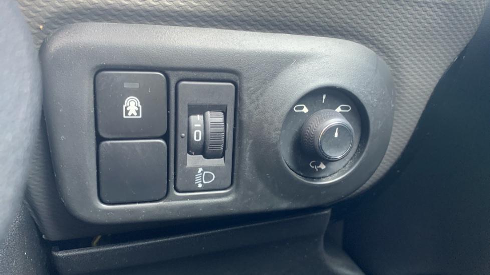 Citroen C4 Cactus 1.2 PureTech Flair 5dr [6 Speed] Petrol Hatchback - Image 32