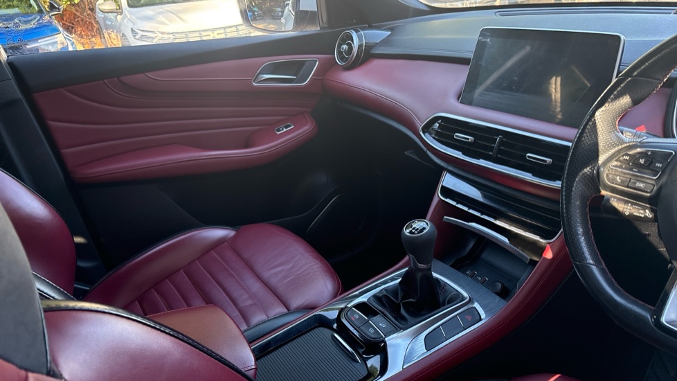 MG HS 1.5 T-GDI Exclusive 5dr Petrol Hatchback - Image 14