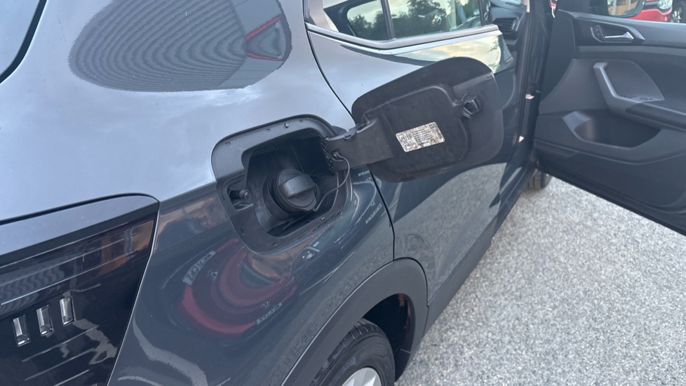 Volkswagen T-Cross 1.0 TSI 115 SE 5dr DSG Petrol Estate - Image 33