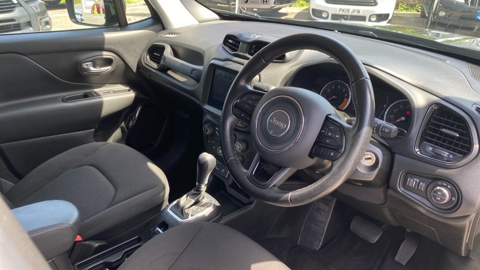 Jeep Renegade 1.3 T4 GSE Night Eagle II 5dr DDCT Petrol Hatchback - Image 11