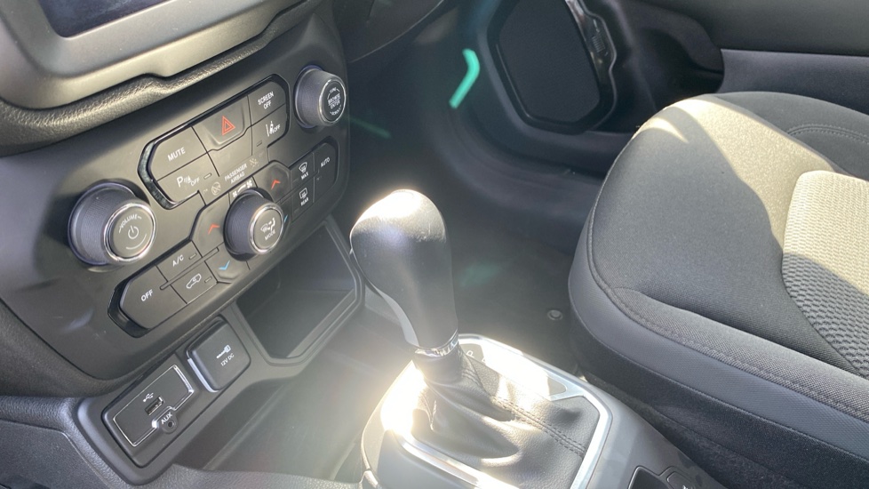 Jeep Renegade 1.3 T4 GSE Night Eagle II 5dr DDCT Petrol Hatchback - Image 13