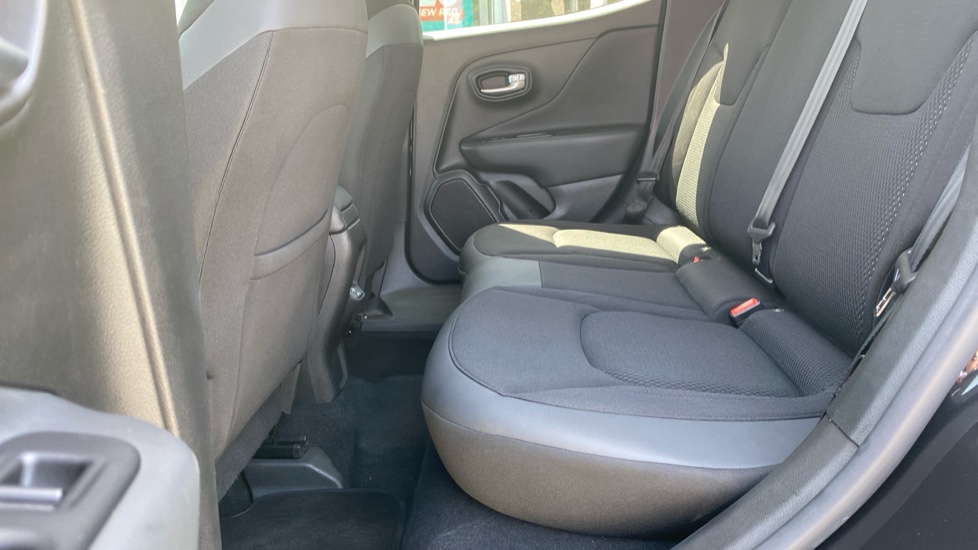 Jeep Renegade 1.3 T4 GSE Night Eagle II 5dr DDCT Petrol Hatchback - Image 16