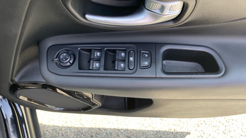 Jeep Renegade 1.3 T4 GSE Night Eagle II 5dr DDCT Petrol Hatchback - Image 25