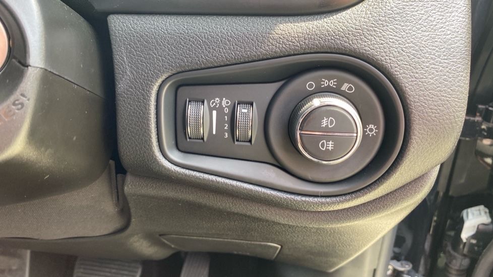 Jeep Renegade 1.3 T4 GSE Night Eagle II 5dr DDCT Petrol Hatchback - Image 31
