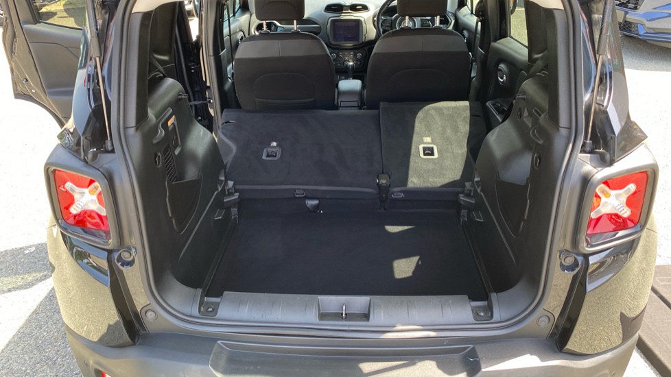 Jeep Renegade 1.3 T4 GSE Night Eagle II 5dr DDCT Petrol Hatchback - Image 38