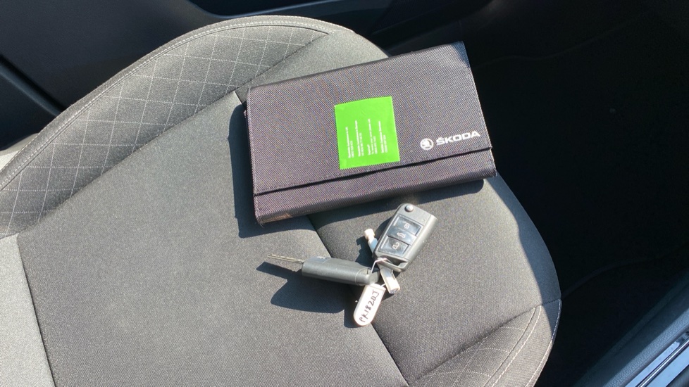 Skoda Karoq 1.0 TSI SE 5dr Petrol Estate - Image 19