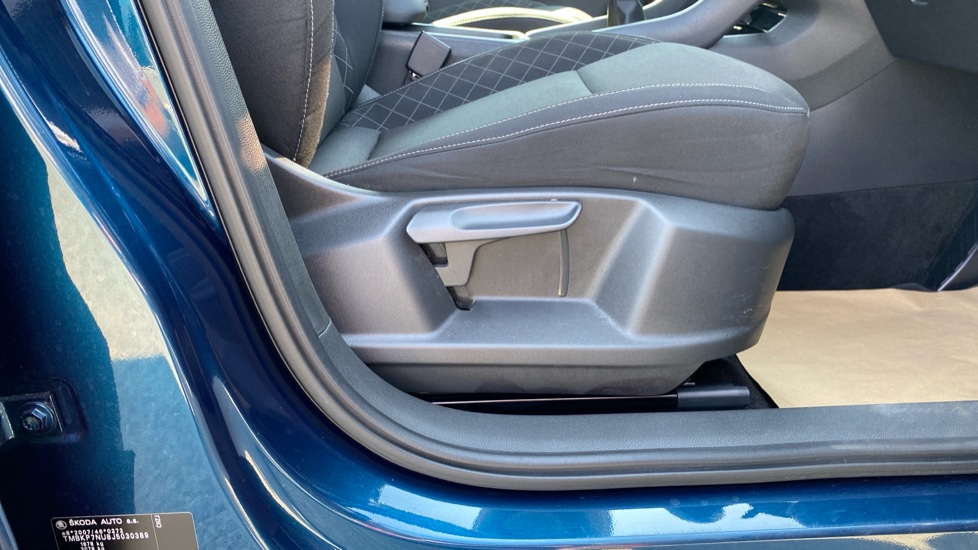 Skoda Karoq 1.0 TSI SE 5dr Petrol Estate - Image 27
