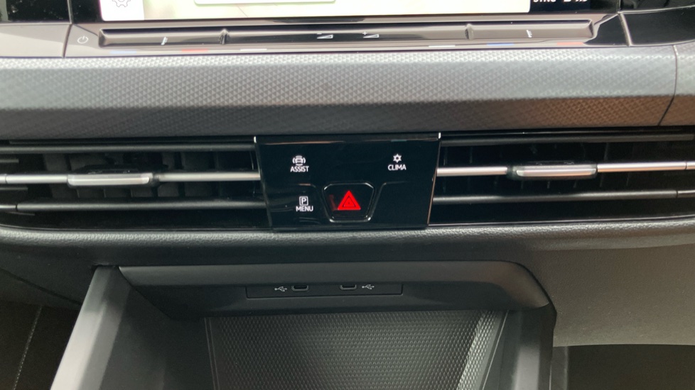 Volkswagen Golf 1.5 eTSI 150 Active 5dr DSG Petrol Hatchback - Image 42