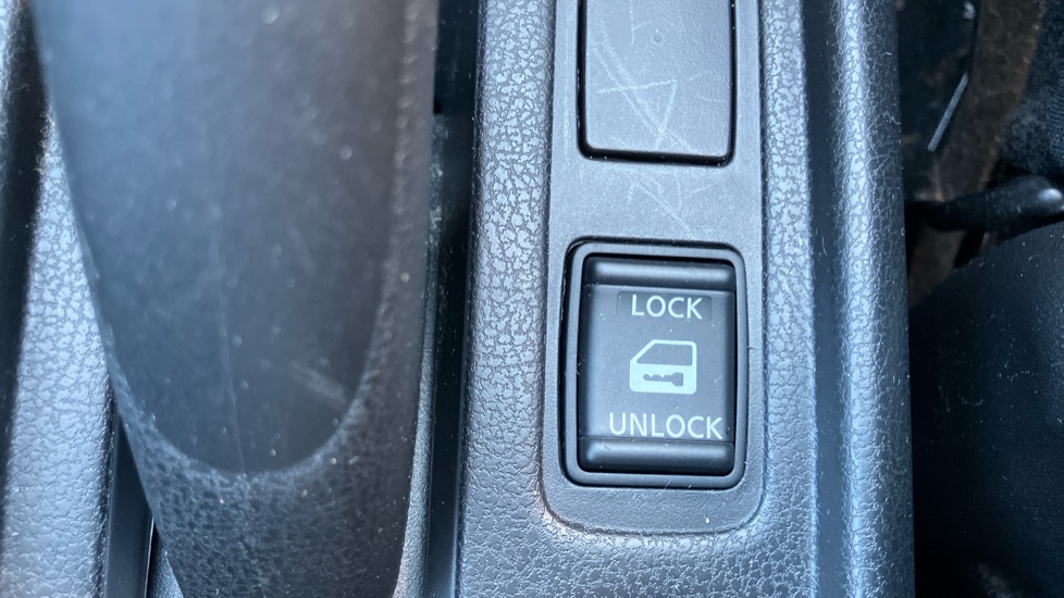 Nissan Note 1.2 Acenta 5dr Petrol Hatchback - Image 31