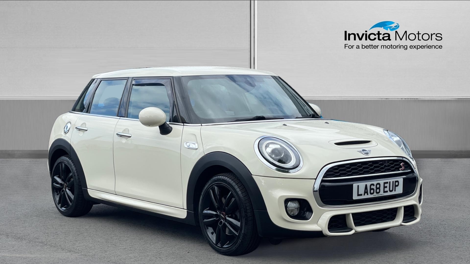 White 2019 MINI Hatchback Hatchback Front-wheel drive Manual