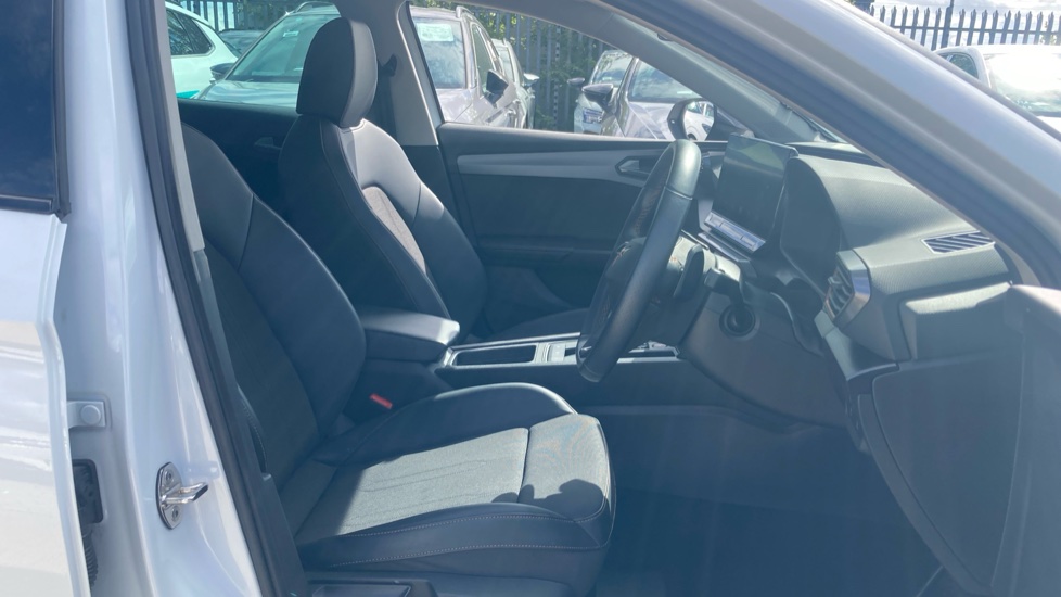CUPRA Leon 1.5 eTSI V1 Design Edition 5dr DSG Petrol Hatchback - Image 15