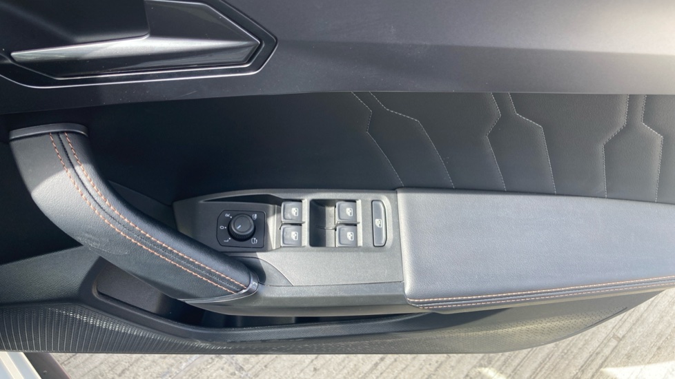 CUPRA Leon 1.5 eTSI V1 Design Edition 5dr DSG Petrol Hatchback - Image 41