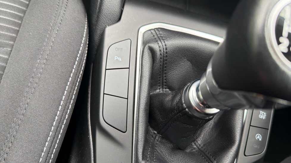 Ford Focus 1.0 EcoBoost 125 Titanium 5dr Petrol Hatchback - Image 35