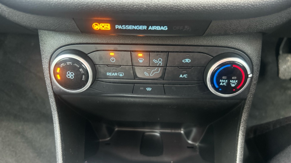 Ford Fiesta 1.1 Zetec 5dr Petrol Hatchback - Image 30