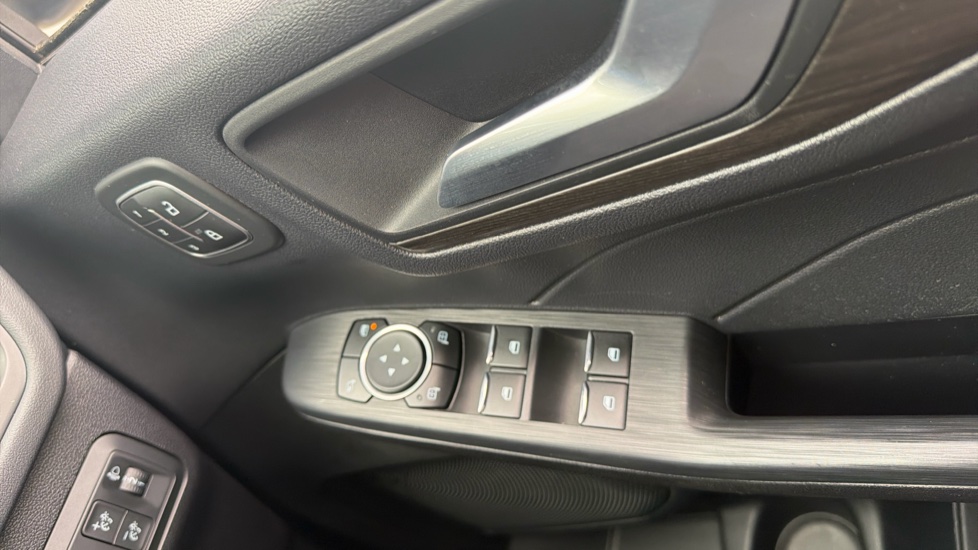 Ford Kuga 2.5 FHEV Vignale 5dr CVT Hybrid Estate - Image 34
