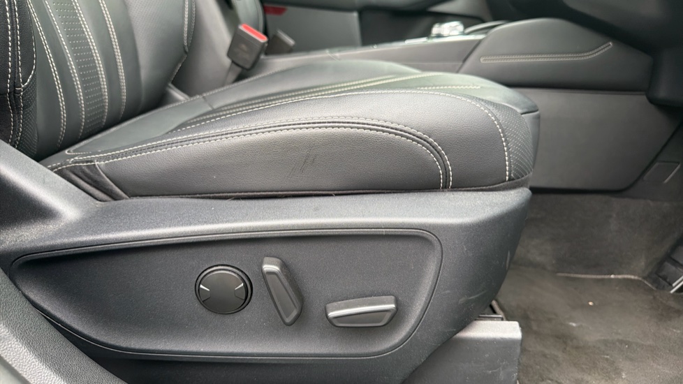 Ford Kuga 2.5 FHEV Vignale 5dr CVT Hybrid Estate - Image 47