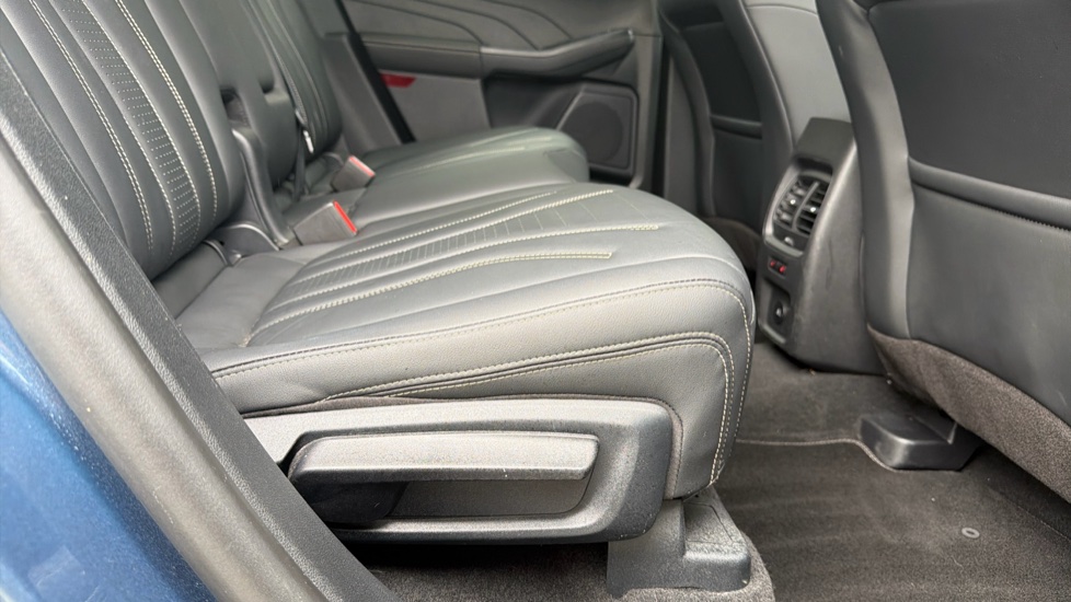 Ford Kuga 2.5 FHEV Vignale 5dr CVT Hybrid Estate - Image 50
