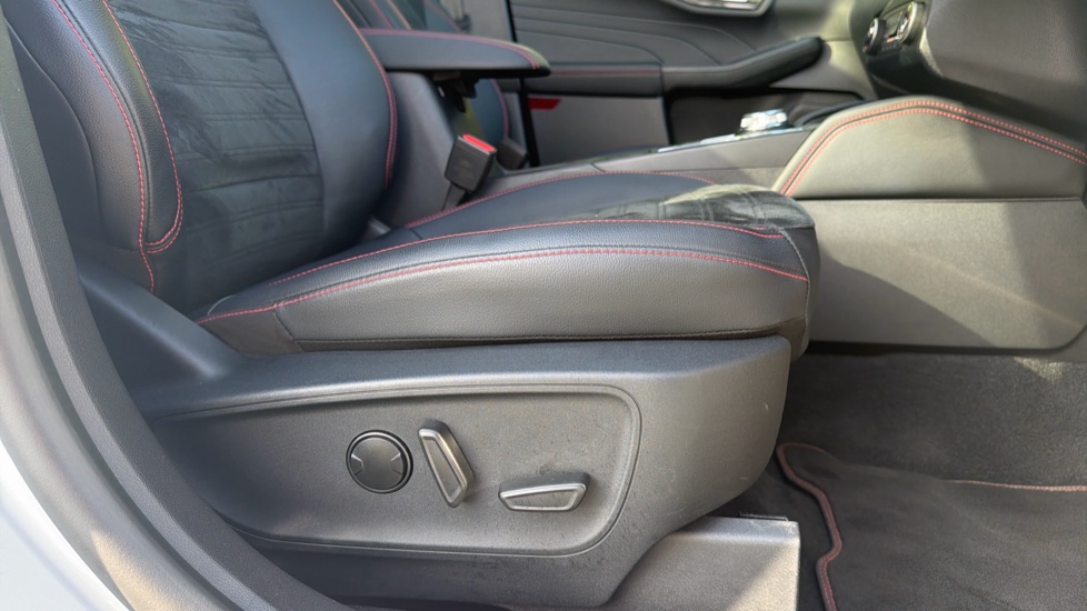 Ford Kuga 2.5 FHEV ST-Line X Edition 5dr CVT Hybrid Estate - Image 31