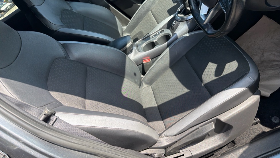Nissan Juke 1.0 DiG-T 114 N-Connecta 5dr Petrol Hatchback - Image 27