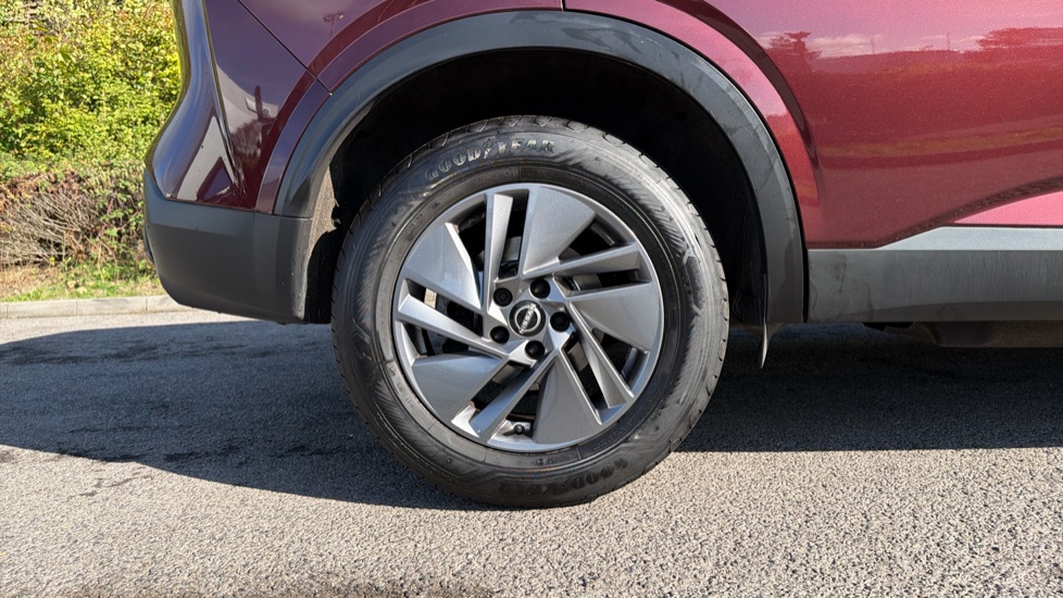 Nissan Qashqai 1.3 DiG-T MH Acenta Premium 5dr Petrol Hatchback - Image 7