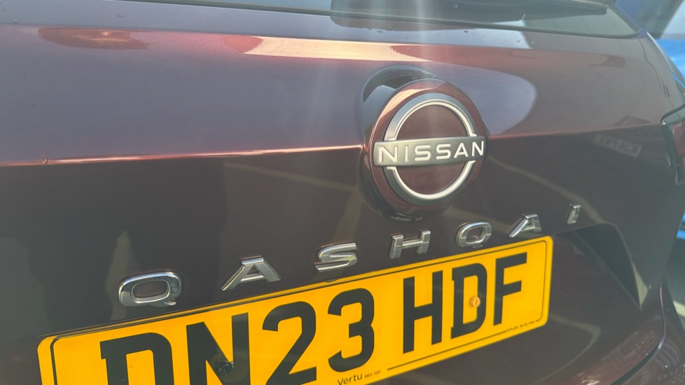 Nissan Qashqai 1.3 DiG-T MH Acenta Premium 5dr Petrol Hatchback - Image 8