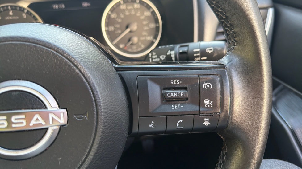 Nissan Qashqai 1.3 DiG-T MH Acenta Premium 5dr Petrol Hatchback - Image 22