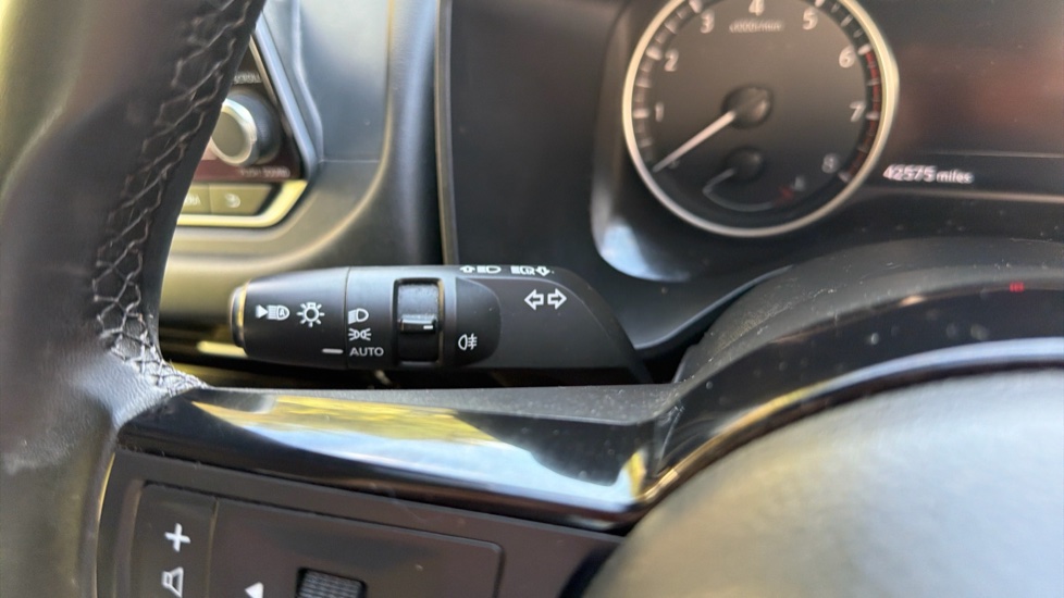 Nissan Qashqai 1.3 DiG-T MH Acenta Premium 5dr Petrol Hatchback - Image 23