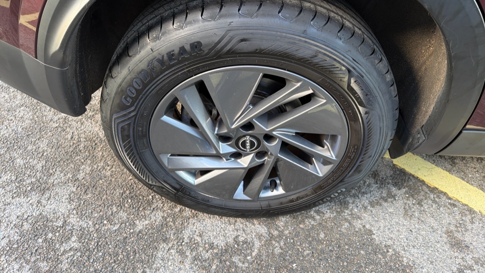 Nissan Qashqai 1.3 DiG-T MH Acenta Premium 5dr Petrol Hatchback - Image 37