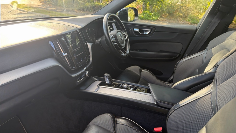 Volvo XC60 2.0 B4D R DESIGN 5dr Geartronic Diesel Estate - Image 9
