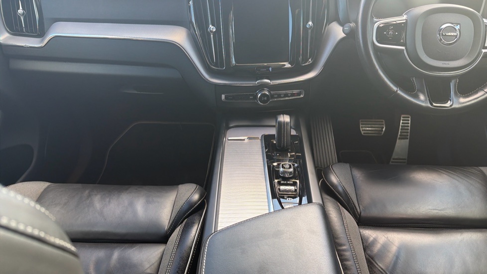 Volvo XC60 2.0 B4D R DESIGN 5dr Geartronic Diesel Estate - Image 13