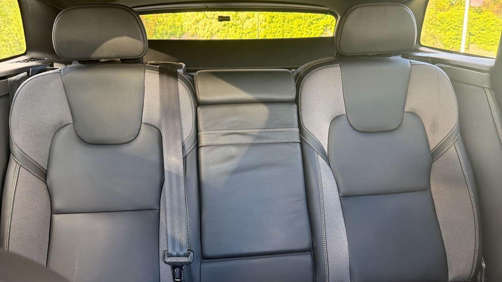 Volvo XC60 2.0 B4D R DESIGN 5dr Geartronic Diesel Estate - Image 15