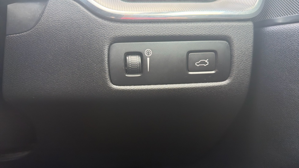 Volvo XC60 2.0 B4D R DESIGN 5dr Geartronic Diesel Estate - Image 23